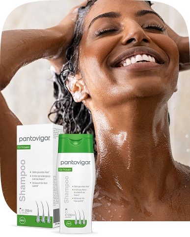 Pantovigar® Shampoo – Frau bei der Haarwäsche mit stimulierendem Shampoo gegen Haarausfall und dünner werdendes Haar.